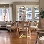 Stor Innbydende Med 4 Soverom Og Sentral Beliggenhet דירה