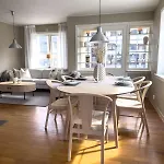Stor Innbydende Med 4 Soverom Og Sentral Beliggenhet דירה