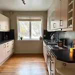 Stor Innbydende Med 4 Soverom Og Sentral Beliggenhet דירה