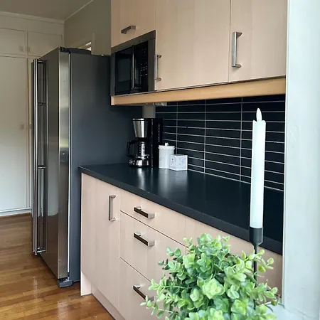 Stor Innbydende Med 4 Soverom Og Sentral Beliggenhet