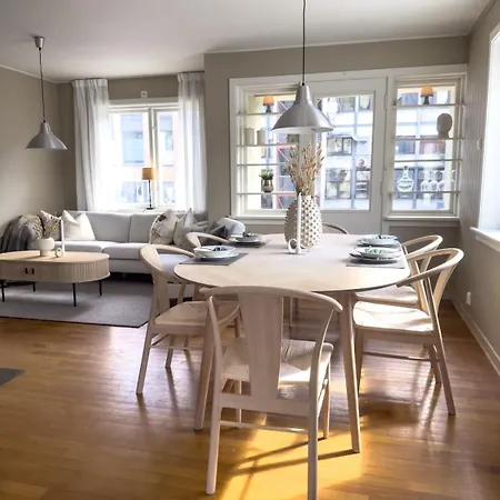 Stor Innbydende Med 4 Soverom Og Sentral Beliggenhet Appartement