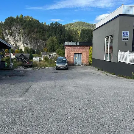 Stor Innbydende Med 4 Soverom Og Sentral Beliggenhet נוטודן