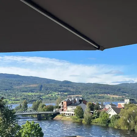 Stor Innbydende Med 4 Soverom Og Sentral Beliggenhet 公寓 *