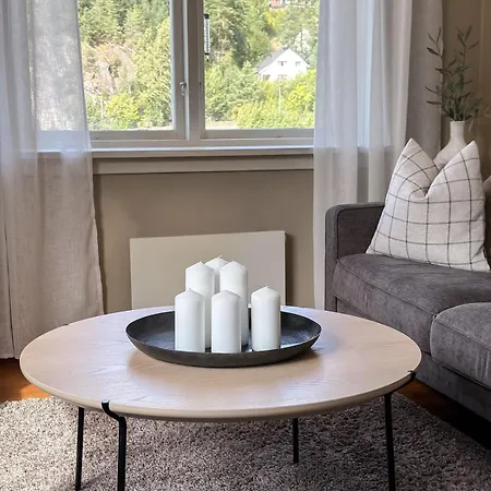 Stor Innbydende Med 4 Soverom Og Sentral Beliggenhet *